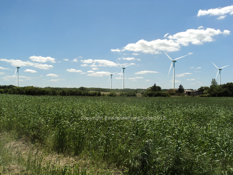 L'entrée de Saint Matré sur la D4 avec les éoliens 